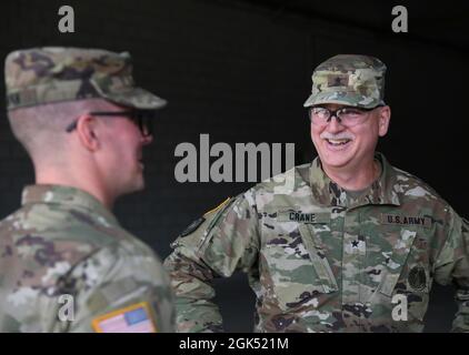 Brig. De l'armée américaine Le général Bill Crane, l’adjudant général de la Garde nationale W. Va (à droite) rit lors d’une visite du site de manoeuvre et d’équipement d’entraînement du Camp Grayling, lors de la grève du Nord (N.-É.) 21-2 au Centre d’entraînement à la manœuvre conjointe du Camp Grayling, Grayling (Michigan), le 3 août 2021. Au cours de sa visite, Crane a rencontré ses troupes du 201e Bataillon d'artillerie de campagne et de la 1201e Compagnie de soutien avant. Banque D'Images