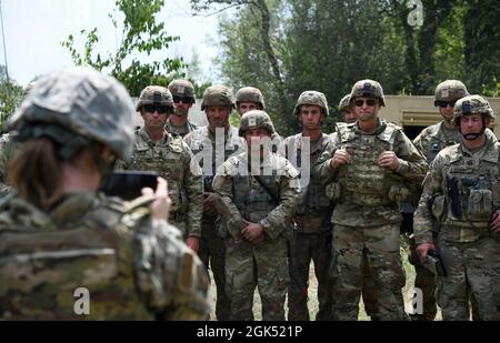 Brig. De l'armée américaine Le général Bill Crane, adjudant général de la Garde nationale W. Va, pose pour une photo avec un groupe de soldats de la Garde nationale de l'Armée W. va pendant la grève du Nord (N.-É.) 21-2 au Camp Grayling joint manoeuvre Training Center, Grayling (Michigan), le 3 août 2021. Au cours de sa visite, Crane a rencontré ses troupes du 201e Bataillon d'artillerie de campagne et de la 1201e Compagnie de soutien avant. Banque D'Images