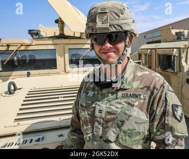 Le cadet de l'Académie militaire des États-Unis, Keegan Ryan, dirige des opérations de convoi avec des soldats du 4e Bataillon, 27e Régiment d'artillerie de campagne, 2e équipe de combat de brigade blindée, 1re Division blindée, fort Bliss, Texas, août 3, 2021. Ryan a passé son été dans le programme de formation des chefs de troupe des cadets (CTLT) en compagnie d'un officier subalterne. Cette formation est conçue pour donner aux cadets une expérience pratique dans différentes branches de l'Armée de terre pour voir ce qu'elle est en tant que chef de peloton. Banque D'Images