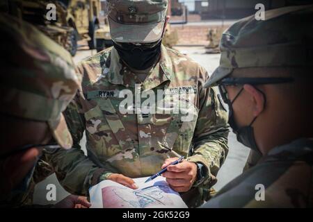 Le cadet de l'Académie militaire des États-Unis, Keegan Ryan, dirige des opérations de convoi avec des soldats du 4e Bataillon, 27e Régiment d'artillerie de campagne, 2e équipe de combat de brigade blindée, 1re Division blindée, fort Bliss, Texas, août 3, 2021. Ryan a passé son été dans le programme de formation des chefs de troupe des cadets (CTLT) en compagnie d'un officier subalterne. Cette formation est conçue pour donner aux cadets une expérience pratique dans différentes branches de l'Armée de terre pour voir ce qu'elle est en tant que chef de peloton. Banque D'Images