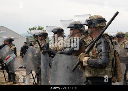 Les soldats américains de la troupe Alpha, 1er Escadron, 172e Régiment de cavalerie (Mountain), Garde nationale du Vermont, participent à l'entraînement de maîtrise des foules avec leurs homologues des Forces de défense hongroises au Camp Novo Selo, Kosovo, le 2 août 2021. L'exercice vise à améliorer l'interopérabilité des unités affectées au Commandement régional est de la Force 29 du Kosovo à l'appui des opérations de paix, de stabilité et d'urgence. Banque D'Images