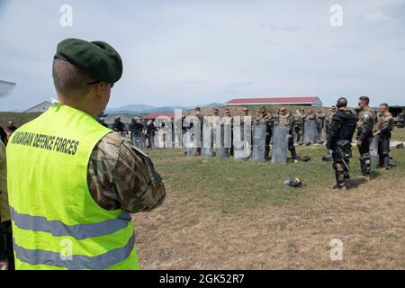 Les Forces de défense hongroises apprennent quels types de tactiques de contrôle des foules que les soldats américains de la troupe Alpha, 1er Escadron, 172e Régiment de cavalerie (Mountain), Garde nationale du Vermont, au Camp Novo Selo, Kosovo, le 2 août 2021. L'exercice vise à améliorer l'interopérabilité des unités affectées au Commandement régional est de la Force 29 du Kosovo à l'appui des opérations de paix, de stabilité et d'urgence. Banque D'Images