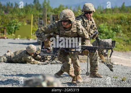 PFC de l'armée américaine. Jeremy Porta, natif de Sanford, en Caroline du Nord, affecté au 6e Bataillon des ingénieurs de la brigade (Airborne), à la 4e équipe de combat de la brigade d'infanterie (Airborne), à la 25e division d'infanterie de l'armée américaine Alaska, s'élance de la ligne d'armes après avoir tiré sa mitrailleuse M240B tout en menant un entraînement de tir en direct à Statler Range sur la base interarmées Elmendorf-Richardson, Alaska, 3 août 2021. Les parachutistes de l'ingénieur de combat se sont entraînés à identifier et à engager des cibles à des distances variables afin de renforcer leur maîtrise des armes dans un support par tir. Banque D'Images