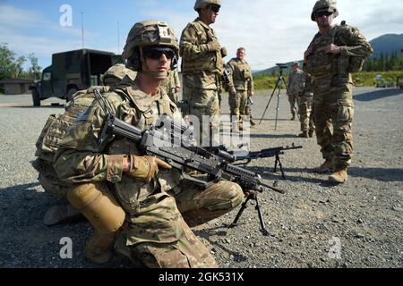 PFC de l'armée américaine. Jeremy Porta, natif de Sanford, en Caroline du Nord, affecté au 6e Bataillon des ingénieurs de la brigade (Airborne), 4e équipe de combat de la brigade d'infanterie (Airborne), 25e division d'infanterie de l'armée américaine Alaska, attend l'ordre de tirer son mitrailleuse M240B tout en menant un entraînement en direct à Statler Range sur la base interarmées Elmendorf-Richardson, Alaska, 3 août 2021. Les parachutistes de l'ingénieur de combat se sont entraînés à identifier et à engager des cibles à des distances variables afin de renforcer leur maîtrise des armes dans un support par tir. Banque D'Images