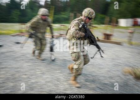 Les parachutistes affectés au 6e Bataillon des ingénieurs de la Brigade (Airborne), 4e équipe de combat de la Brigade d'infanterie (Airborne), 25e division d'infanterie, armée américaine Alaska, ont dévalé la ligne d'armes après avoir tiré une mitrailleuse M240B tout en menant un entraînement en direct à Statler Range sur la base interarmées Elmendorf-Richardson, Alaska, le 3 août 2021. Les soldats se sont entraînés à identifier et à engager des cibles à des distances variables pour renforcer leur compétence avec les armes dans un appui par rouleau de feu. Banque D'Images