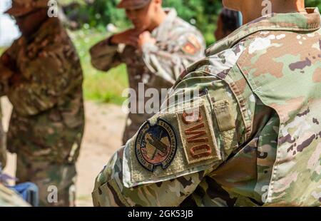 Le lieutenant-colonel Stacie Coleman de la Force aérienne des États-Unis, à droite, commandant du 7e Escadron de temps de combat, observe l'entraînement à la navigation terrestre lors d'une visite d'immersion du colonel Bryan Callahan, 435e commandant de l'escadre des opérations aériennes au sol, à la garnison de l'armée américaine Wiesbaden, en Allemagne, le 4 août 2021. Le 7e SCF s'attache aux équipes des opérations spéciales de l'Armée de terre pour fournir des renseignements météorologiques précis nécessaires à l'exécution des missions dans les airs et sur le terrain dans le cadre du 4e Groupe des opérations de soutien aérien. La 435e AGOW construit des aérodromes expéditionnaires à la demande, fournit une intégration conjointe de la puissance aérienne, permet le maintien d'un multithéâtre Banque D'Images