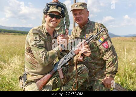 Sgt. Morgan Figgs (à gauche), 377e commande de soutien du théâtre, pose avec un soldat de réserve roumain lors d'un événement d'entraînement à Sibiu, Roumanie, août 4. Des soldats et des aviateurs de réserve ont été invités à diriger une activité d'entraînement bilatérale pour préparer les soldats de réserve de Roumanie à la future compétition militaire de la Confédération interalliée des officiers de réserve. Au cours de la semaine, ils s'entraîneront sur la stratégie du markmarksmanship, les compétences de base en orientation et d'autres activités physiques. Banque D'Images