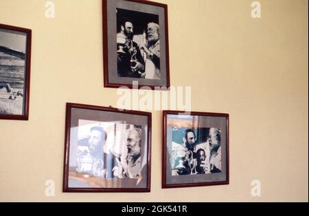 Erinnerungsfotos mit Ernest Hemingway und Fidel Castro in einem Restaurant in Havanna auf Kuba, 2000. Photos de souvenirs sur le mur d'un restaurant à la Havane montrant Ernest Hemingway avec Fidel Castro, Cuba 2000. Banque D'Images