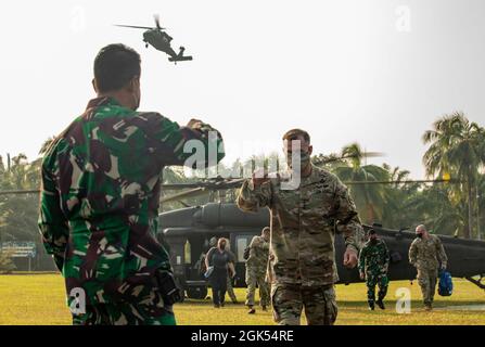 Le général de l'armée américaine Charles Flynn, commandant général de l'armée américaine du Pacifique, reçoit un accueil chaleureux du général Andika Perkasa, chef d'état-major de l'armée indonésienne, lors de la cérémonie d'ouverture du Garuda Shield 21 dans la zone d'entraînement de Baturaja, le 4 août 2021. Garuda Shield 21 est un exercice conjoint de deux semaines entre l'armée américaine et les forces armées indonésiennes de Tentara (TNI-AD Indonesia Army Forces). Le but de cet exercice conjoint est d'améliorer et d'enrichir la capacité de guerre dans la jungle de l'armée américaine et de l'armée indonésienne. Banque D'Images