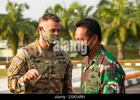 Le général de l'armée américaine Charles Flynn, commandant général de l'armée américaine du Pacifique, reçoit un accueil chaleureux du général Andika Perkasa, chef d'état-major de l'armée indonésienne, lors de la cérémonie d'ouverture du Garuda Shield 21 dans la zone d'entraînement de Baturaja, le 4 août 2021. Garuda Shield 21 est un exercice conjoint de deux semaines entre l'armée américaine et les forces armées indonésiennes de Tentara (TNI-AD Indonesia Army Forces). Le but de cet exercice conjoint est d'améliorer et d'enrichir la capacité de guerre dans la jungle de l'armée américaine et de l'armée indonésienne. Banque D'Images