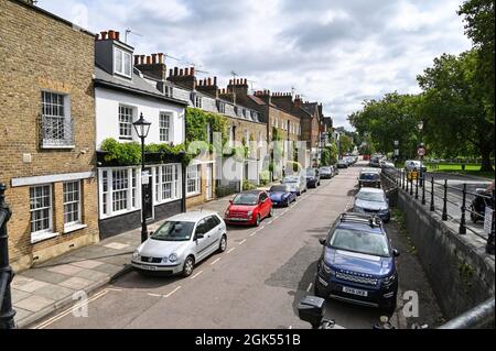 Vue sur la rue à Kew Green South West London England, Royaume-Uni Banque D'Images