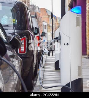 Londres, Royaume-Uni. 4 décembre 2020. Borne de recharge pour véhicules électriques dans le centre de Londres. Crédit : Vuk Valcic / Alamy Banque D'Images