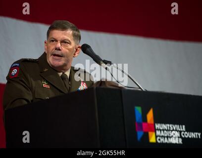 Le Lgén Donnie Walker exprime sa reconnaissance pour le soutien que Redstone Arsenal reçoit de la région de la vallée du Tennessee lors de ses commentaires lors du déjeuner annuel de célébration des Forces armées le 4 août 2021, Huntsville, Ala Walker est le commandant adjoint du Commandement du matériel de l’Armée et le commandant principal de la mission de Redstone Arsenal. Banque D'Images