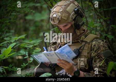 Un contrôleur d'attaque de terminal conjoint letton enregistre de l'information au cours d'un exercice à la carrière Carmeuse Lime and Stone, Rogers City (Michigan), le 4 août 2021, Dans le cadre de la grève du Nord 21-2. Northern Strike est un exercice multinational, multicomposante et de forces communes, conçu pour renforcer la préparation et l'interopérabilité avec les forces de la coalition afin de combattre et de gagner. Northern Strike, le plus important et le plus long exercice de la Garde nationale du Michigan conçu pour valider l’état de préparation de la force de réserve conjointe, a lieu du 31 juillet 2021 au 14 août 2021 au Centre national de lutte contre la guerre de tous les domaines. Le NADWC s Banque D'Images