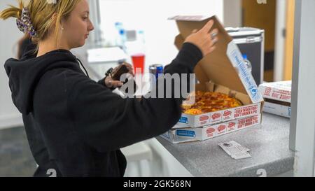 Airman 1st Class Ella Valley, un aviateur contre un volontaire de conduite ivre, ouvre une boîte à pizza pendant un service de garde au centre de loisirs Airmen le 18 juillet 2021, à la base aérienne Hill, Utah. AADD est un programme gratuit offert aux militaires de Hill, aux civils et aux employés contractuels les vendredis et samedis de 11 h à 3 h. Banque D'Images
