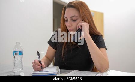L'aviateur principal Mariah Kerr, un aviateur contre un volontaire de conduite en état d'ivresse, répond à la ligne directe de l'AADD et enregistre les informations de prise en charge au Airmen Recreation Centre le 18 juillet 2021, à la base aérienne de Hill, Utah. AADD est un programme gratuit offert aux militaires de Hill, aux civils et aux employés contractuels les vendredis et samedis de 11 h à 3 h. Banque D'Images
