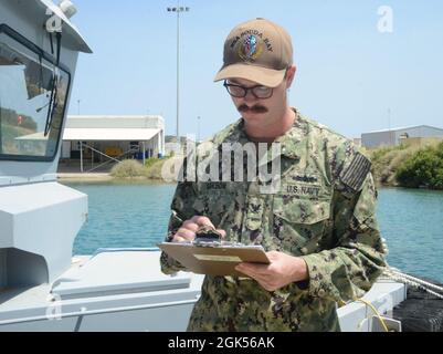 210804-N-AZ866-1056 ACTIVITÉ DE SOUTIEN NAVAL SOUDA BAY, GRÈCE (AOÛT 4, 2021) le compagnon de Boatswain de 3e classe Collin Sahlbom prend des notes lors d’une inspection de zone à l’installation du quai de l’OTAN de Marathi, le 4 août 2021. Sahlbomn, originaire de Newark, en New Jersey, est dans la Marine depuis quatre ans et est en poste à la baie NSA Souda depuis 5 mois. NSA Souda Bay effectue des inspections de zone chaque année pour s'assurer que les installations maintiennent leur état de préparation à la mission. NSA Souda Bay est une base opérationnelle à terre qui permet aux forces américaines, alliées et partenaires d'être là où elles sont nécessaires pour assurer la sécurité et le stab Banque D'Images