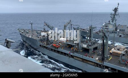 OCÉAN PACIFIQUE (août 4, 2021) le lubrificateur de la flotte USNS Yukon (T-AO 202) ravitaillent le porte-avions USS Abraham Lincoln (CVN 72) lors d'un réapprovisionnement en mer le long du destroyer de la classe Arleigh Burke USS Sampson (DDG 102). Abraham Lincoln mène actuellement des opérations de routine dans la zone d'opérations de la 3e flotte américaine. Banque D'Images