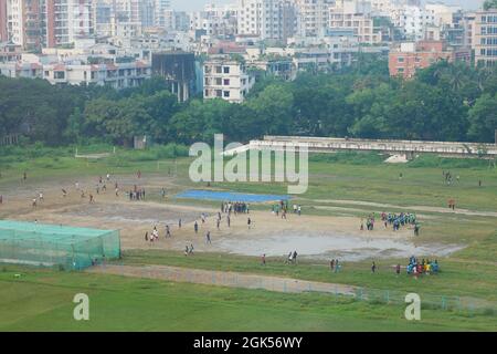 groupe de garçons qui s'amusent à jouer au football au bangladesh Banque D'Images