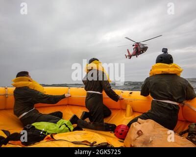 Les aviateurs du 436e Escadron de soutien opérationnel de survie, d'évasion, de résistance et d'évasion s'assoient dans un radeau de survie de 25 personnes près de la station de la Garde côtière Indian River Inlet, Delaware, le 4 août 2021. L'exercice Castaway est un exercice de formation interagences qui a réuni des aviateurs de la base aérienne de Douvres et de deux stations de garde côtière, la station aérienne de la Garde côtière Atlantic City, dans le New Jersey, et la station de la Garde côtière Indian River Inlet, dans le Delaware, pour former des procédures locales de recherche et de sauvetage. Banque D'Images