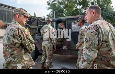 Bryan Callahan, commandant de la 435e Escadre des opérations aériennes au sol des États-Unis, rencontre des soldats de la 66e Brigade de renseignement militaire de l'armée américaine lors de sa tournée d'immersion avec le 4e Groupe des opérations de soutien aérien à la garnison de l'armée américaine Wiesbaden, en Allemagne, le 4 août 2021. Le 7e SCF s'attache aux équipes des opérations spéciales de l'Armée de terre pour fournir des renseignements météorologiques précis nécessaires à l'exécution des missions dans les airs et sur le terrain dans le cadre du 4e GASM. La 435e AGOW construit des aérodromes expéditionnaires à la demande, fournit une intégration conjointe de la puissance aérienne, permet le maintien et le soutien multithéâtre, deliv Banque D'Images