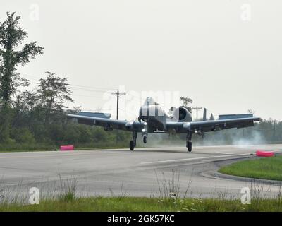 ALPENA, Michigan— un pilote A-10 Thunderbolt II, 127e Escadre, Selfridge Air National Guard base, touche une autoroute pubienne ici, le 5 août 2021. L'événement d'entraînement a marqué la première fois dans l'histoire des États-Unis qu'un avion militaire moderne a atterri sur une autoroute publique américaine conçue uniquement pour les automobiles. Banque D'Images