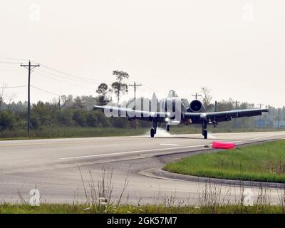 Un pilote Thunderbolt II A-10, 127e Escadre, Selfridge Air National Guard base, touche une autoroute pubienne ici, le 5 août 2021. L'événement d'entraînement a marqué la première fois dans l'histoire des États-Unis qu'un avion militaire moderne a atterri sur une autoroute publique américaine conçue uniquement pour les automobiles. Banque D'Images