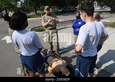 Sergent d'état-major de la Force aérienne des États-Unis Timothy Parde, coordonnateur du site des services médicaux d'urgence du 81e Escadron de soutien médical, passe en revue les procédures de triage lors d'un rodéo tactique de soins aux blessés de combat à la base aérienne de Keesler, Mississippi, le 5 août 2021. Le rodéo, un composant de formation Ready Eagle, offre une formation pratique sur les compétences médicales critiques en traumatologie au personnel du 81st Medical Group. Banque D'Images