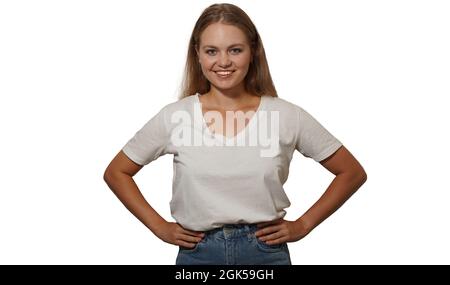 Bonne jeune femme blonde souriante posant les mains sur les hanches. Femme portant un t-shirt blanc maquette isolé sur fond blanc. Banque D'Images