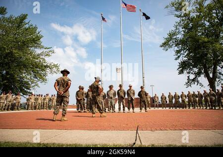 L'équipe de fusiliers du corps des Marines des États-Unis organise une cérémonie de remise des prix pour ses Marines lors des matchs nationaux de 2021 à Camp Perry, Port Clinton, Ohio, le 6 août 2021. Les participants étaient en compétition avec des équipes de six hommes où chaque tireur a tiré un total chronométré de 100 points à l'aide de fusils de service M-16 A4 du match national des lignes de 200, 300 et 600 yards en position assise et debout. Les matchs nationaux, également appelés « World Series of Shooting Sports », sont une tradition à Camp Perry depuis 1907. Plus de 4,500 participants participent chaque année. Banque D'Images