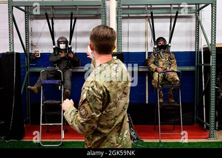 Sergent d'état-major Joshua Tucker, instructeur du 19e Escadron de soutien aux opérations, Survival, Evasion, Resistance and Escape (SERE), instruit les membres de l'équipage du 61e Escadron de transport aérien sur les procédures de parachutisme d'urgence à la base aérienne de Little Rock, Arkansas, le 5 août 2021. Les instructeurs DE SERE travaillent à préparer l'équipage et le personnel à haut risque d'isolement à toute situation dans laquelle ils peuvent être confrontés en cas d'isolement dans des environnements hostiles ou austères. Banque D'Images