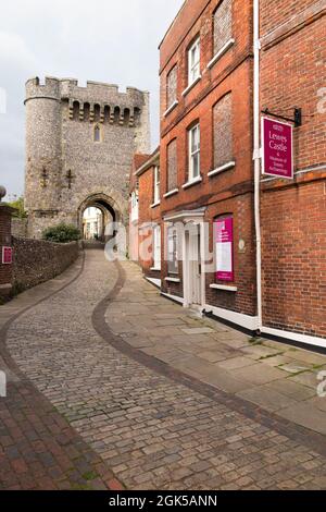 Musée d'archéologie du château de Lewes / d'archéologie du Sussex, approche du début du XIVe siècle Barbican - indépendant - porte protégeant le principal, Norman, porte.(127) Banque D'Images