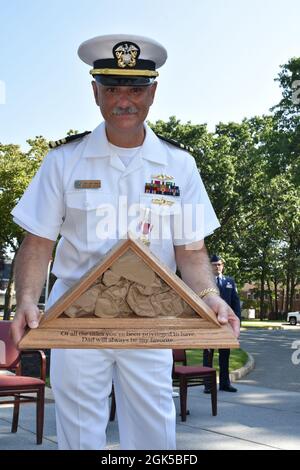 COLTS NECK, New Jersey -- la base d'armes navales Earle a tenu une cérémonie de retraite pour l'officier exécutif Lt. Cmdr. Jack L. Smock Jr. Août 6. Smock, un naïtif de Peterstown, en Virginie-Occidentale, a servi comme directeur général de l'installation depuis juin 2019, a pris sa retraite après 30 ans de service naval. Banque D'Images