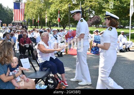 COLTS NECK, New Jersey -- la base d'armes navales Earle a tenu une cérémonie de retraite pour l'officier exécutif Lt. Cmdr. Jack L. Smock Jr. Août 6. Smock, un naïtif de Peterstown, en Virginie-Occidentale, a servi comme directeur général de l'installation depuis juin 2019, a pris sa retraite après 30 ans de service naval. Banque D'Images