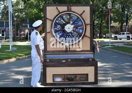 COLTS NECK, New Jersey -- la base d'armes navales Earle a tenu une cérémonie de retraite pour l'officier exécutif Lt. Cmdr. Jack L. Smock Jr. Août 6. Smock, un naïtif de Peterstown, en Virginie-Occidentale, a servi comme directeur général de l'installation depuis juin 2019, a pris sa retraite après 30 ans de service naval. Banque D'Images