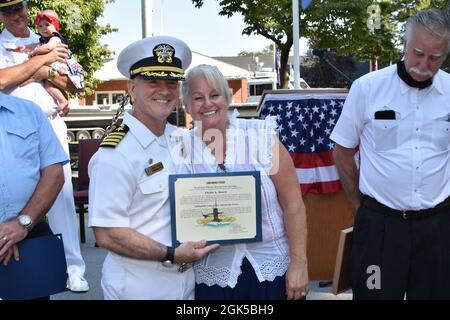 COLTS NECK, New Jersey -- la base d'armes navales Earle a tenu une cérémonie de retraite pour l'officier exécutif Lt. Cmdr. Jack L. Smock Jr. Août 6. Smock, un naïtif de Peterstown, en Virginie-Occidentale, a servi comme directeur général de l'installation depuis juin 2019, a pris sa retraite après 30 ans de service naval. Banque D'Images