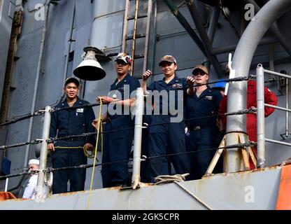 PORT DE DJIBOUTI, DJIBOUTI (6 août 2021) les marins de la Marine américaine du croiseur à missiles guidés USS Monterey (CG 61) préparent le navire à partir du 6 août 2021. Camp Lemonnier, Djibouti (CLdJ) sert de base expéditionnaire pour les forces militaires américaines fournissant un soutien aux navires, aéronefs et personnel qui assurent la sécurité dans toute l'Europe, l'Afrique et l'Asie du Sud-Ouest. La CLdJ permet des opérations maritimes et de combat dans la Corne de l'Afrique tout en favorisant des relations positives entre les États-Unis et l'Afrique. La base abrite également la Force opérationnelle conjointe de la Corne de l'Afrique, avec un domaine de responsabilité comprenant le Kenya Banque D'Images