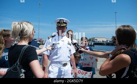 NORFOLK, Virginie (août 6, 2021) - Cmdr. Christopher Cummins, commandant du destroyer de missile guidé de classe Arleigh Burke USS Mahan (DDG 72), entrevues avec des stations de presse locales à la base navale de Norfolk août 6. Mahan, un navire du Eisenhower Carrier Strike Group (IKE CSG), est retourné à homeport à la station navale de Norfolk en août 6, après un déploiement de six mois dans les zones d'exploitation de la 5e et de la 6e flotte américaine. Banque D'Images