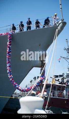 NORFOLK, Virginie (août 6, 2021) - des marins à bord du destroyer de missile guidé de classe Arleigh Burke USS Mahan (DDG 72) gèrent une ligne d'amarrage à la base navale de Norfolk août 6. Mahan, un navire du Eisenhower Carrier Strike Group (IKE CSG), est retourné à homeport à la station navale de Norfolk en août 6, après un déploiement de six mois dans les zones d'exploitation de la 5e et de la 6e flotte américaine. Banque D'Images