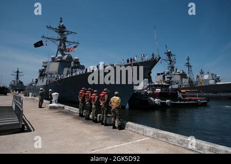 NORFOLK, Virginie (août 6, 2021) – le destroyer de missiles guidés de la classe Arleigh Burke USS Mahan (DDG 72) entre dans sa berge à la fin du déploiement. Mahan, un navire du Eisenhower Carrier Strike Group (IKE CSG) est retourné à homeport, à la station navale de Norfolk, le 6 août, après un déploiement de six mois dans les zones d'exploitation de la 5e et de la 6e flotte américaine. Banque D'Images