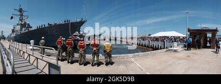 NORFOLK, Virginie (août 6, 2021) – les familles attendent le retour du destroyer guidé de la classe Arleigh Burke USS Mahan (DDG 72). Mahan, un navire du Eisenhower Carrier Strike Group (IKE CSG) est retourné à homeport, à la station navale de Norfolk, le 6 août, après un déploiement de six mois dans les zones d'exploitation de la 5e et de la 6e flotte américaine. Banque D'Images