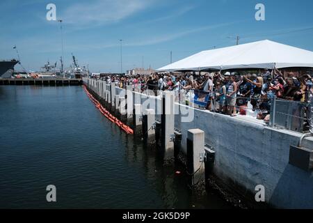 NORFOLK, Virginie (août 6, 2021) – les familles attendent le retour du destroyer guidé de la classe Arleigh Burke USS Mahan (DDG 72). Mahan, un navire du Eisenhower Carrier Strike Group (IKE CSG) est retourné à homeport, à la station navale de Norfolk, le 6 août, après un déploiement de six mois dans les zones d'exploitation de la 5e et de la 6e flotte américaine. Banque D'Images