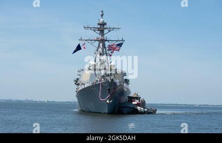 NORFOLK, Virginie (août 6, 2021) - Cmdr. Christopher Cummins, commandant du destroyer de missile guidé de classe Arleigh Burke USS Mahan (DDG 72), entrevues avec des stations de presse locales à la base navale de Norfolk août 6. Mahan, un navire du Eisenhower Carrier Strike Group (IKE CSG), est retourné à homeport à la station navale de Norfolk en août 6, après un déploiement de six mois dans les zones d'exploitation de la 5e et de la 6e flotte américaine. Banque D'Images