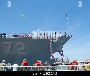 NORFOLK, Virginie (août 6, 2021) - Un marin à bord du destroyer de missile guidé de classe Arleigh Burke USS Mahan (DDG 72) jette une ligne de messager à la jetée de la Station navale de Norfolk août 6. Mahan, un navire du Eisenhower Carrier Strike Group (IKE CSG), est retourné à homeport à la station navale de Norfolk en août 6, après un déploiement de six mois dans les zones d'exploitation de la 5e et de la 6e flotte américaine. Banque D'Images