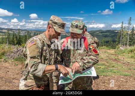 Sgt. Morgan Figgs (à gauche), 377e Theatre Suresment Command, signale une caractéristique de terrain à un soldat de réserve roumain des techniques d'orientation en Roumanie, août 6. Des soldats et des aviateurs de réserve ont été invités à diriger une activité d'entraînement bilatérale pour préparer les soldats de réserve de Roumanie à la future compétition militaire de la Confédération interalliée des officiers de réserve. Au cours de la semaine, ils s'entraîneront sur la stratégie du markmarksmanship, les compétences de base en orientation et d'autres activités physiques. Banque D'Images