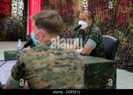 210806-N-UM222-0091 SATTAHIP, Thaïlande (août 6, 2021)- corps Royal Thai Marine corps Lt. Cmdr. Weerakamon Suanchan, traduit un mémoire de l'anglais vers le thaïlandais au cours d'une classe bilatérale Expeditionary Advanced Based Operations, dans le cadre de l'exercice Cobra Gold 21, à Camp Jessada, Royaume de Thaïlande, le 6 août 2021. L'exercice Cobra Gold, qui en est à sa 40e année, est un événement de formation parrainé par la Thaïlande et les États-Unis qui s'appuie sur l'amitié de longue date entre les deux nations alliées et qui favorise la paix et la sécurité régionales en faveur d'une Indo-Pacifique libre et ouverte. Banque D'Images