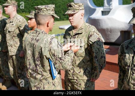 Deuxième classe de l'aide technique Daniel J. Julian a reçu la Médaille de la Marine et du corps de la Marine pour ses réalisations professionnelles au service du Commandement des systèmes d'ingénierie des installations navales (NAVFAC), du Département des travaux publics de Washington, de novembre 2018 à août 2021. Banque D'Images