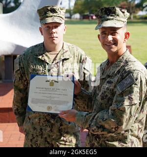 Deuxième classe de l'aide technique Daniel J. Julian a reçu la Médaille de la Marine et du corps de la Marine pour ses réalisations professionnelles au service du Commandement des systèmes d'ingénierie des installations navales (NAVFAC), du Département des travaux publics de Washington, de novembre 2018 à août 2021. Banque D'Images