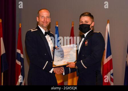 Un étudiant de la classe 21-07 d'ENJPT reçoit son diplôme peu de temps après avoir reçu ses ailes lors d'une cérémonie de remise des diplômes le 6 août 2021. Banque D'Images