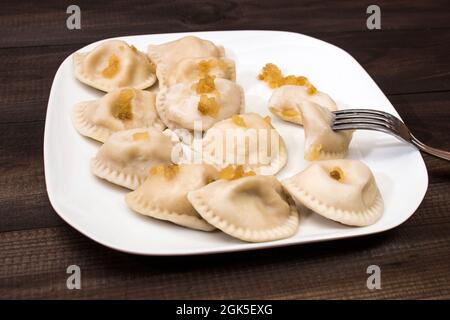 boulettes savoureuses au fromage, plat à polir traditionnel « pierogi ruskie » Banque D'Images